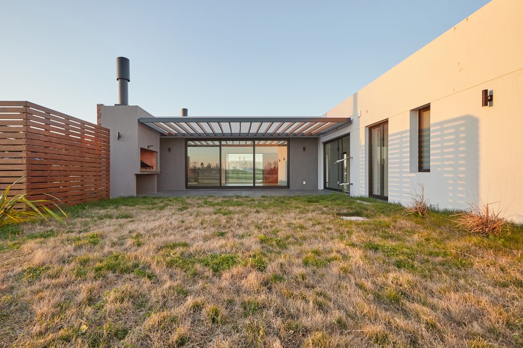 Fotografía de arquitectura que captura el diseño contemporáneo de una casa en Uruguay por RUMA Estudio.
