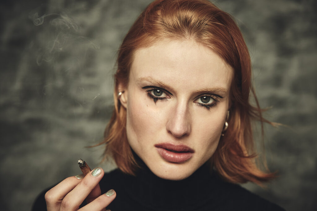 Retrato de modelo con actitud y cigarrillo, una visión artística de Mathias Alvez, RUMA estudio.