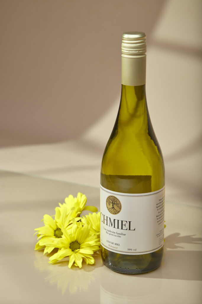 Botella de vino de miel con estilismo fotográfico de RUMA Estudio, resaltando la producción uruguaya.
