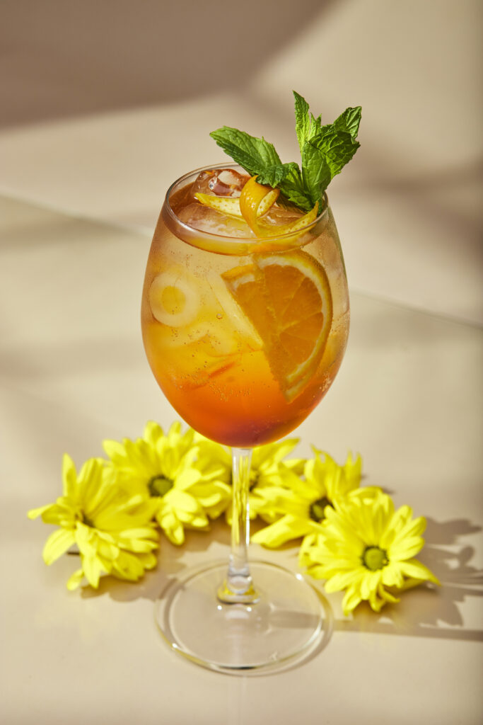 Fotografía de estilismo culinario que presenta un coctel artesanal por RUMA Estudio, Uruguay.