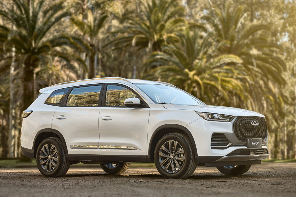 White Chery Tiggo M7 SUV parked outdoors among palm trees, photographed by advertising photographer Mathias Alvez – RUMA Estudio, Uruguay.