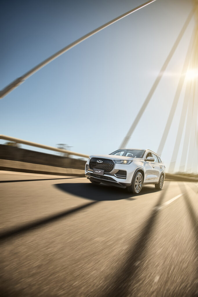 Fotografía comercial de interior del SUV Chery Tiggo M7, capturada por el fotógrafo publicitario uruguayo Mathias Alvez de RUMA Estudio. La composición resalta la calidad del diseño interior, materiales y acabados del vehículo con luz natural cálida, ideal para campañas de marca, publicidad automotriz y comunicación visual profesional. Professional automotive interior photography by Mathias Alvez – RUMA Estudio, Uruguay.