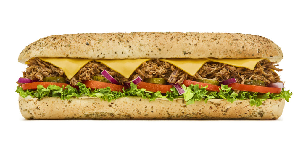 Fotografía profesional de producto para Subway Uruguay, realizada por RUMA Estudio en Montevideo. Imagen publicitaria de sándwich con fondo blanco, iluminación de estudio y alto detalle.