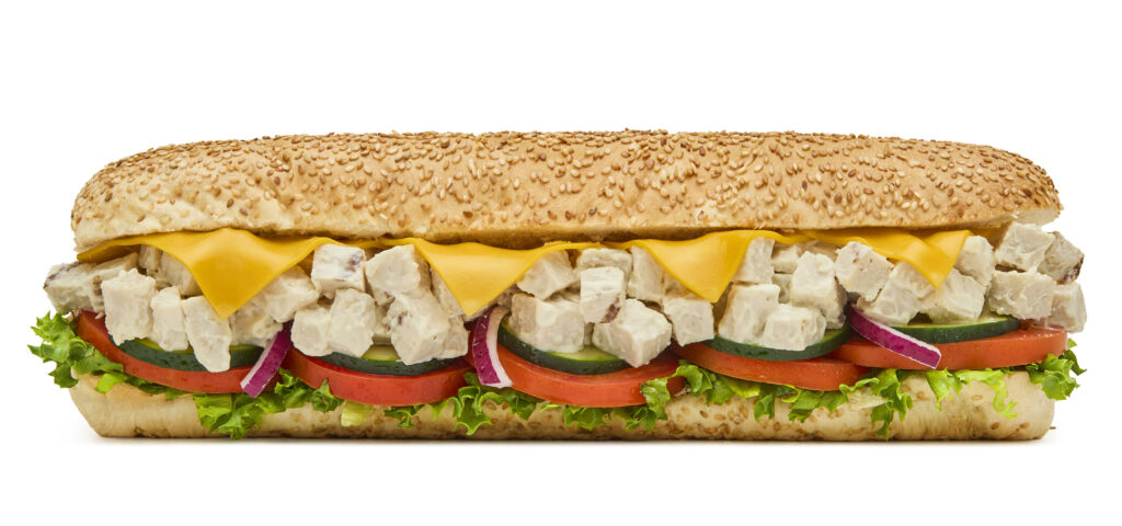 Fotografía publicitaria de sándwich Subway Uruguay sobre fondo blanco, realizada por RUMA Estudio en Montevideo. Fotografía gastronómica profesional para catálogo.