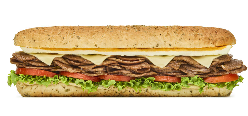 Fotografía de sándwich Subway con fondo blanco, iluminado en estudio por RUMA Estudio, Montevideo. Fotografía gastronómica profesional.