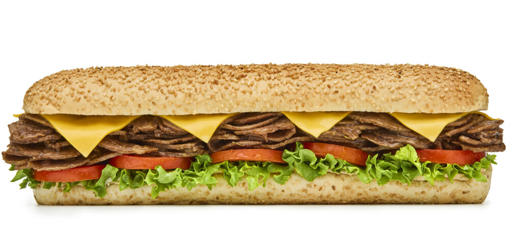 Sándwich Subway fotografiado en estudio por RUMA Estudio, Montevideo. Fotografía publicitaria profesional en fondo blanco.