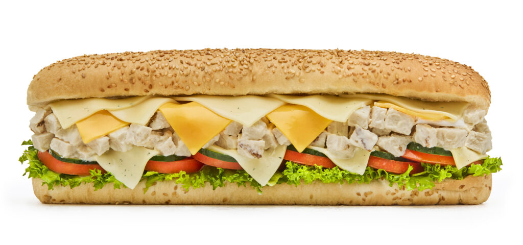 Fotografía de sándwich Subway con queso y vegetales, realizada por RUMA Estudio en Montevideo. Fotografía gastronómica de alta calidad.